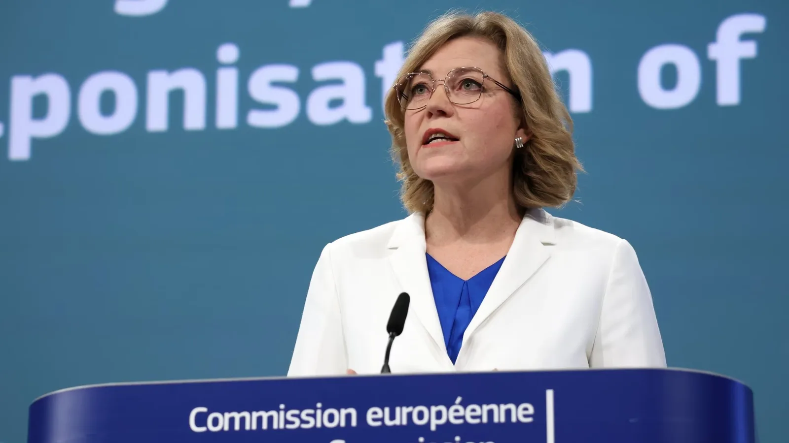 Reprezentant al Comisiei Europene discutând despre conformarea Temu la reglementări.