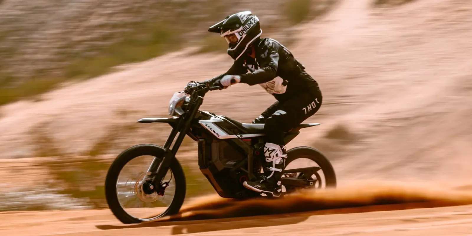 Motocicleta electrică Xaber 300 în acțiune pe teren accidentat.