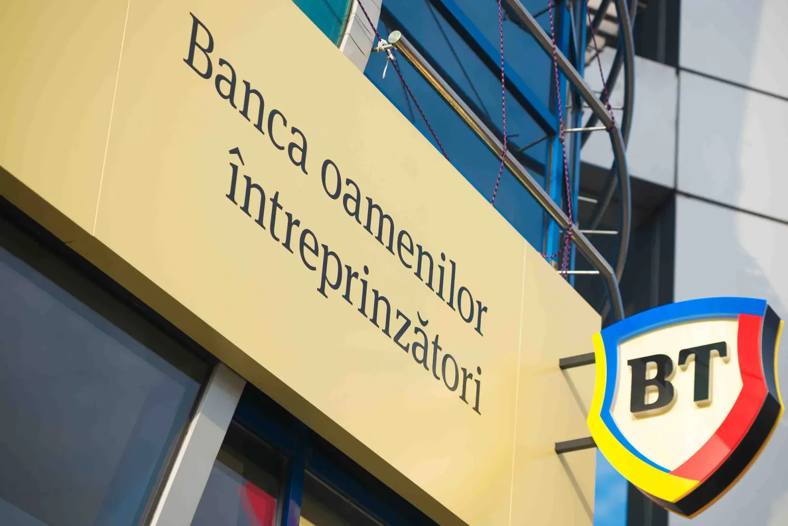 Informații despre programul Băncii Transilvania în perioada Paștelui.