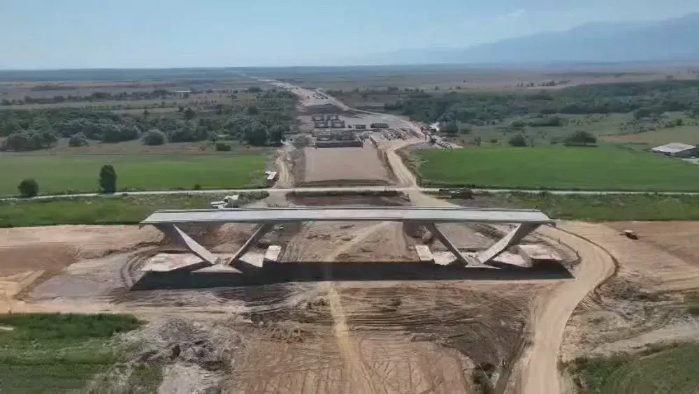 Structură de pod în construcție pe autostrada A13.