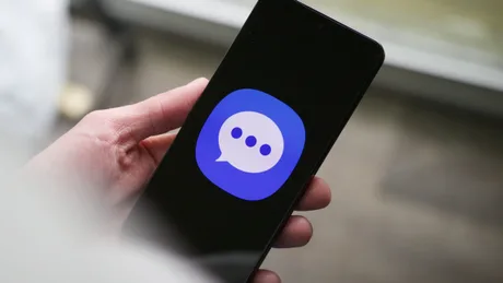 Logo-ul aplicației Samsung Messages pe un telefon mobil.
