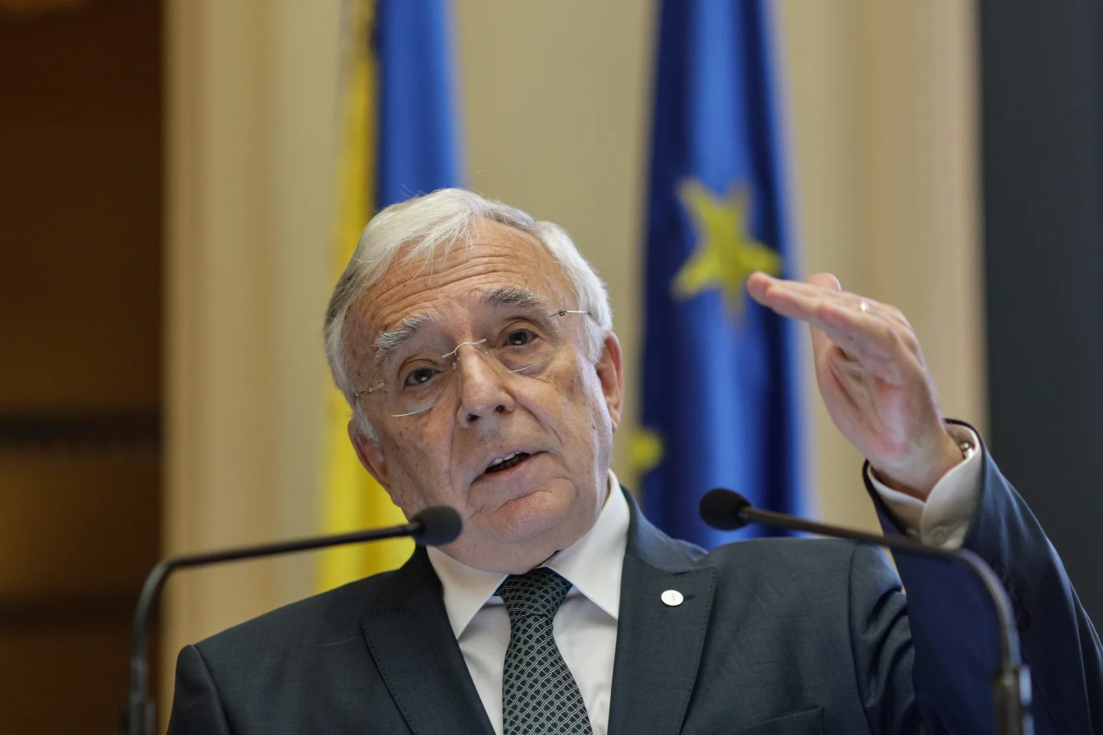 Mugur Isărescu discutând despre ratingul României și corecția fiscală.