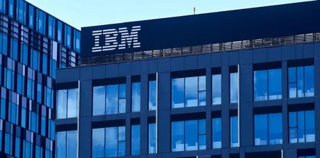 Clădire modernă IBM cu feronerie albastră și logo pe acoperiș.