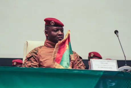 Lider militar din Burkina Faso, în uniformă, la o ceremonie oficială.