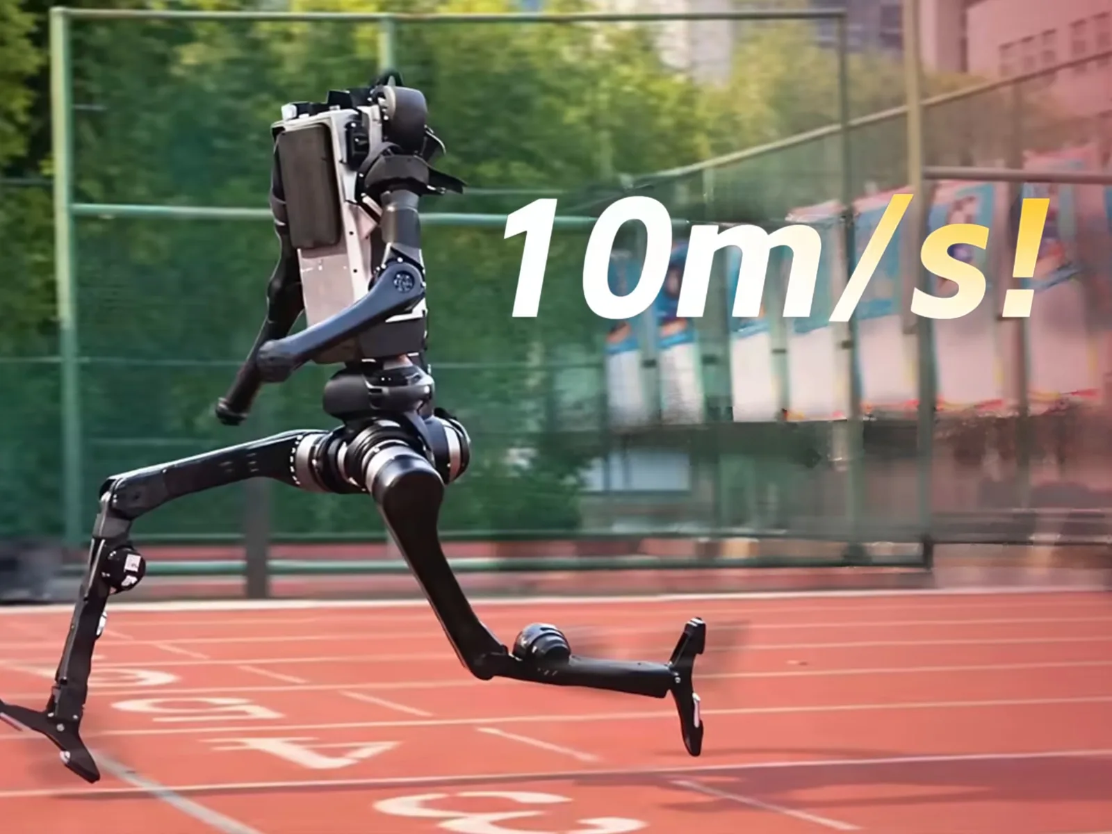 Robotul umanoid H1 al Unitree alergând pe pista de atletism.