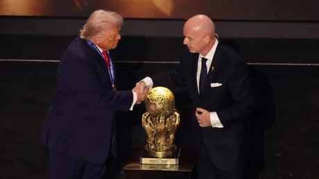 Donald Trump și președintele FIFA se strâng mâna la un eveniment oficial.