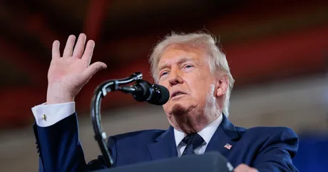 Donald Trump discutând despre un acord de pace cu Iranul și redeschiderea Strâmtorii Ormuz.