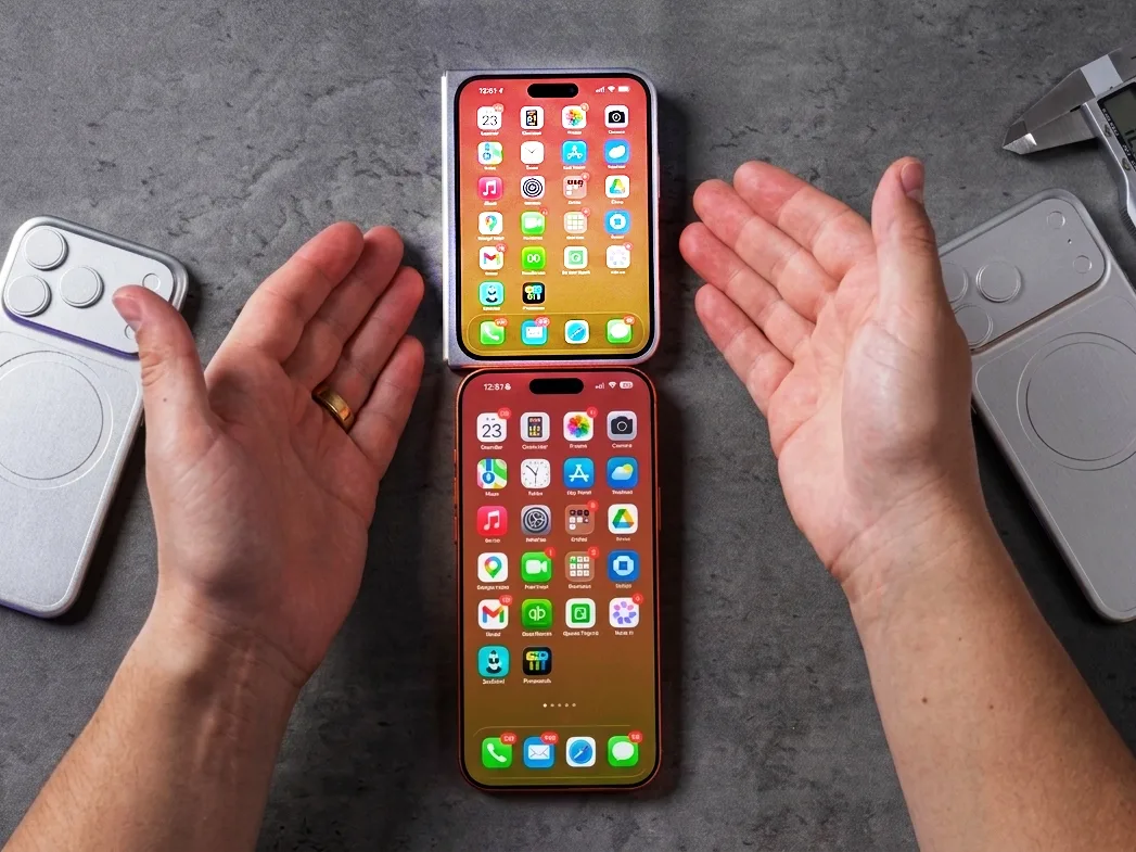 Prototip de iPhone pliabil cu design subțire și cameră proeminentă.