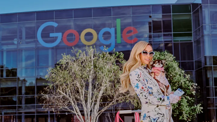 Paris Hilton la sediul Google, promovând aplicații fără cod cu Gemini Canvas.