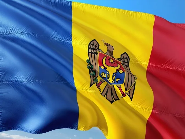 Steagul Republicii Moldova fluturând în vânt, simbolizând identitatea națională.