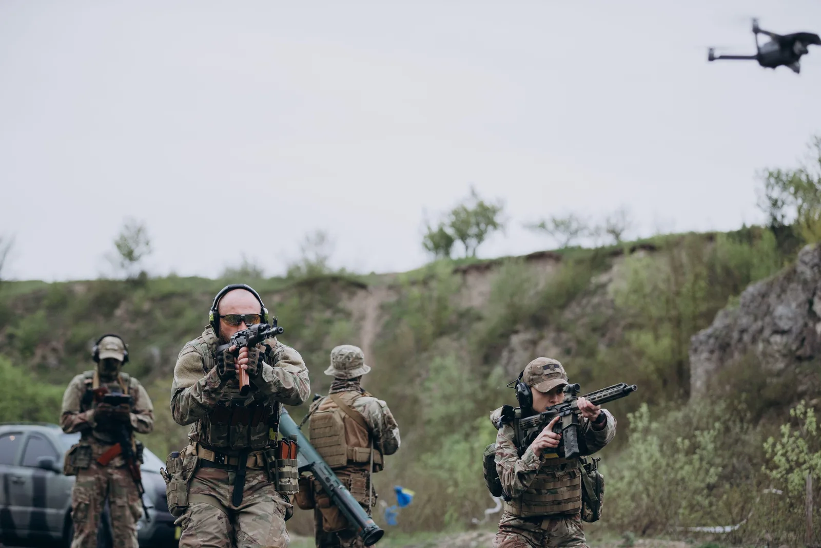 Soldați ucraineni în acțiune, pregătiți pentru luptă în Donbas.