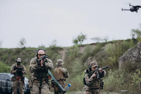 Soldați ucraineni în acțiune, pregătiți pentru luptă în Donbas.