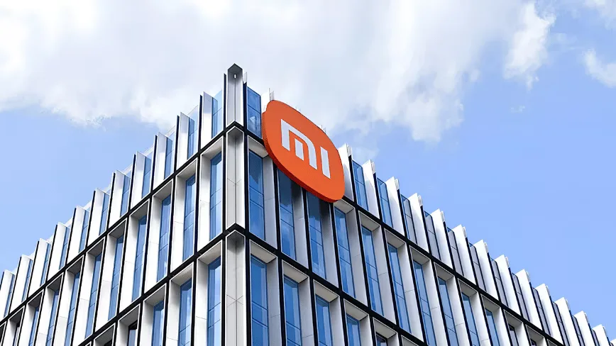 Sediul Xiaomi sub un cer senin, cu logo-ul companiei vizibil.