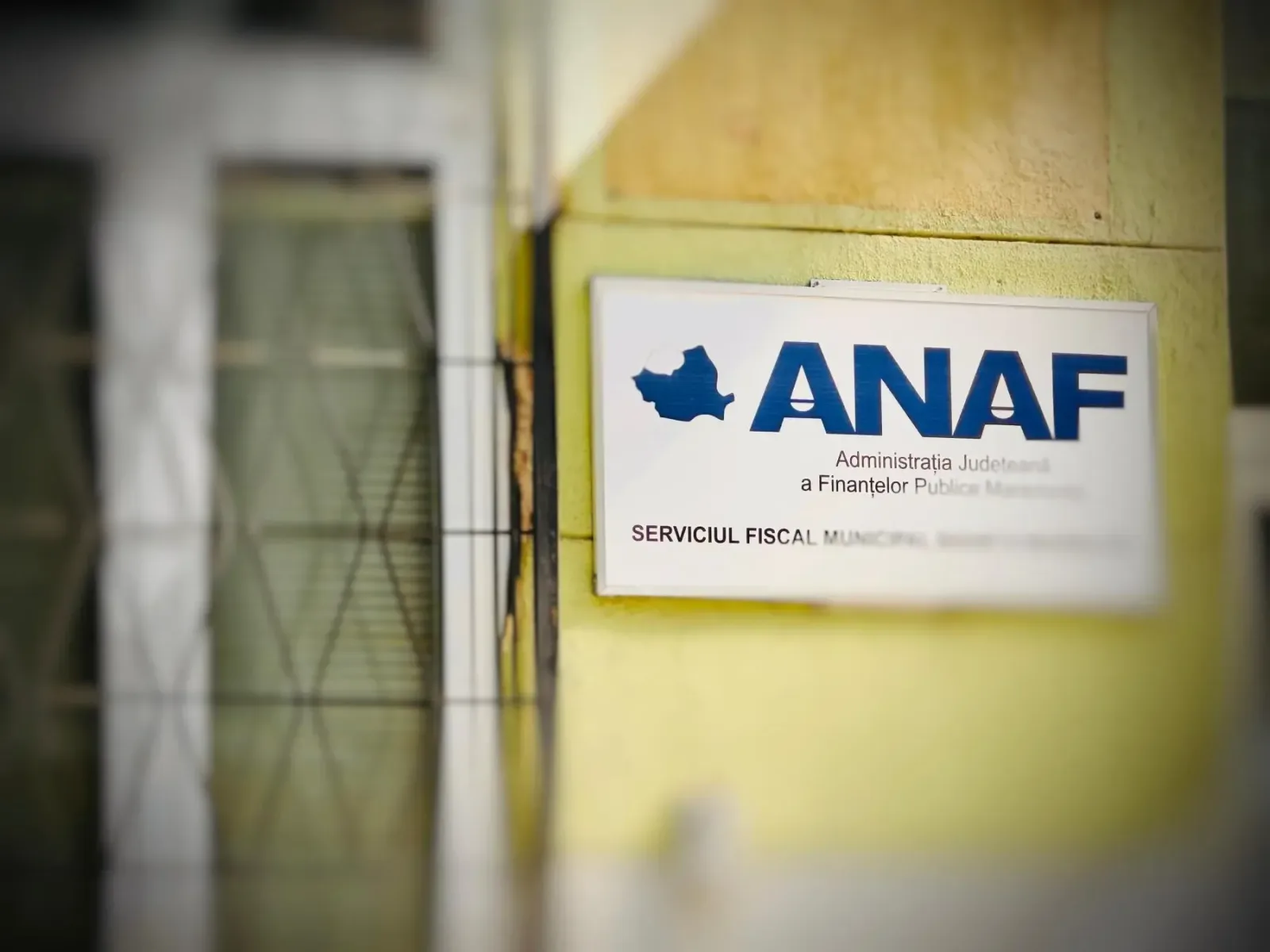 Sediul ANAF cu sigla instituției pe fațadă.