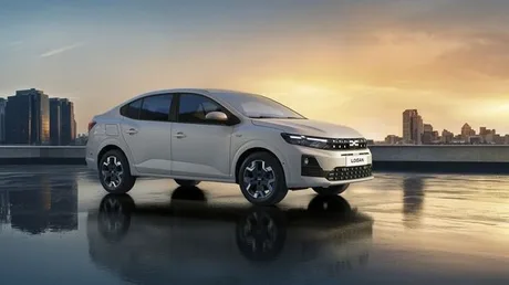 Dacia Logan pe un fundal urban, reflectând cerul în apus.