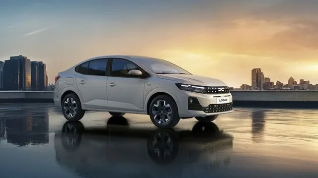Dacia Logan pe un fundal urban, reflectând cerul în apus.