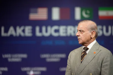 Shehbaz Sharif la summitul de la Lacul Lucerna, discutând despre negocierile SUA-Iran.