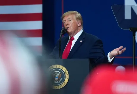 Donald Trump critică Norvegia în timpul unui miting electoral din Michigan.