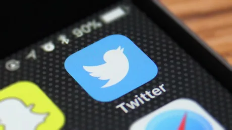 Logo-ul Twitter pe un ecran de telefon mobil, simbol al comunicării online.