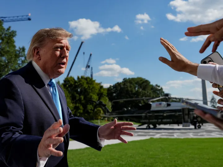Donald Trump interacționând cu jurnaliști în fața Casei Albe.
