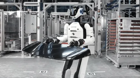 Robot industrial în acțiune, pregătit pentru inspecție tehnologică.