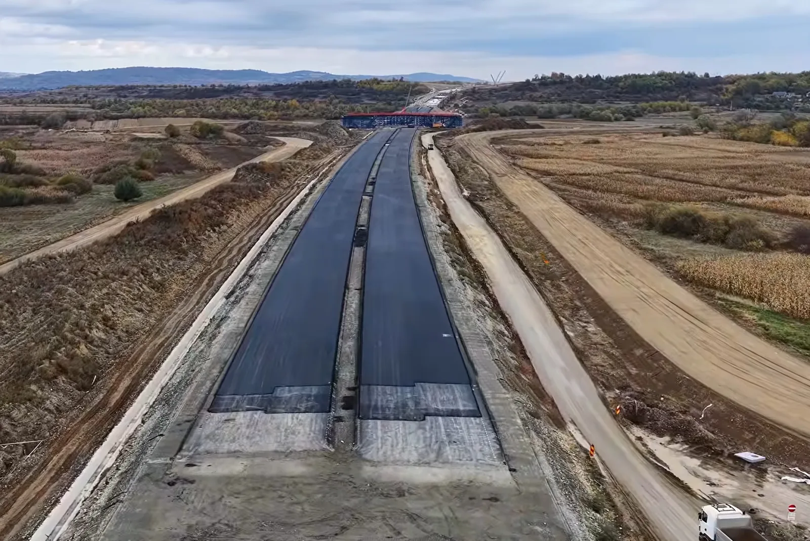 Proiectul Autostrăzii Sibiu–Făgăraș avansează rapid, cu lucrări în desfășurare.