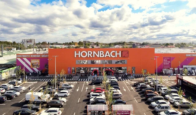 Magazin Hornbach cu parcări pline, sub un cer noros.