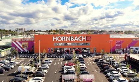 Magazin Hornbach cu parcări pline, sub un cer noros.