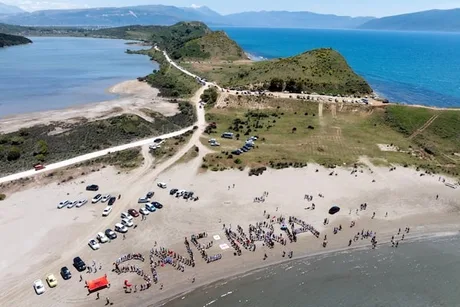 Protest pe plajă pentru protejarea zonei Vjosa-Narta de proiecte turistice.