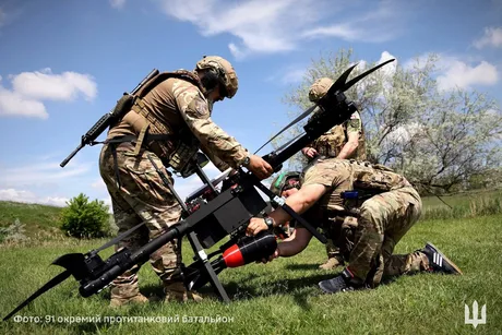 Soldați ucraineni pregătesc un sistem de drone pentru misiuni militare.