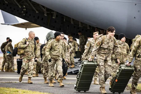 Soldați americani sosind la baza militară din România.