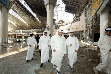 Reprezentanți ai Ministerului Apărării din Kuweit inspectând pagubele de la aeroport.