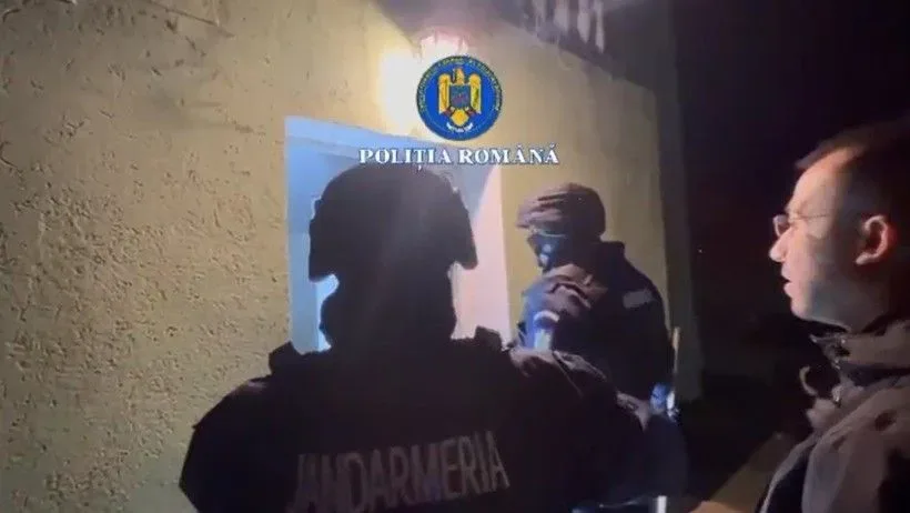 Polițiști în acțiune la o percheziție nocturnă.