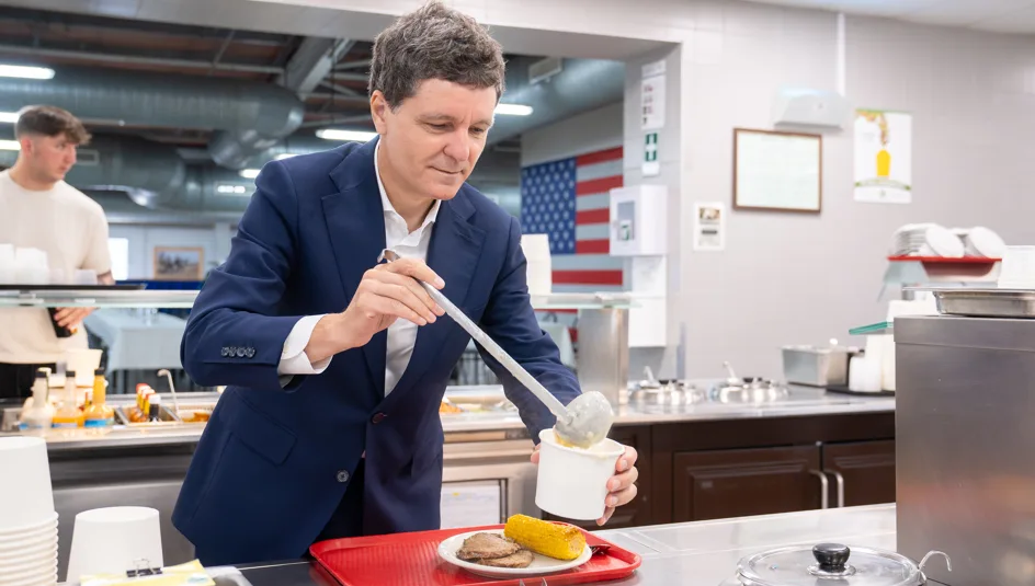 Nicușor Dan servește masa la Baza 57, discutând cu oficiali americani.