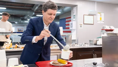Nicușor Dan servește masa la Baza 57, discutând cu oficiali americani.
