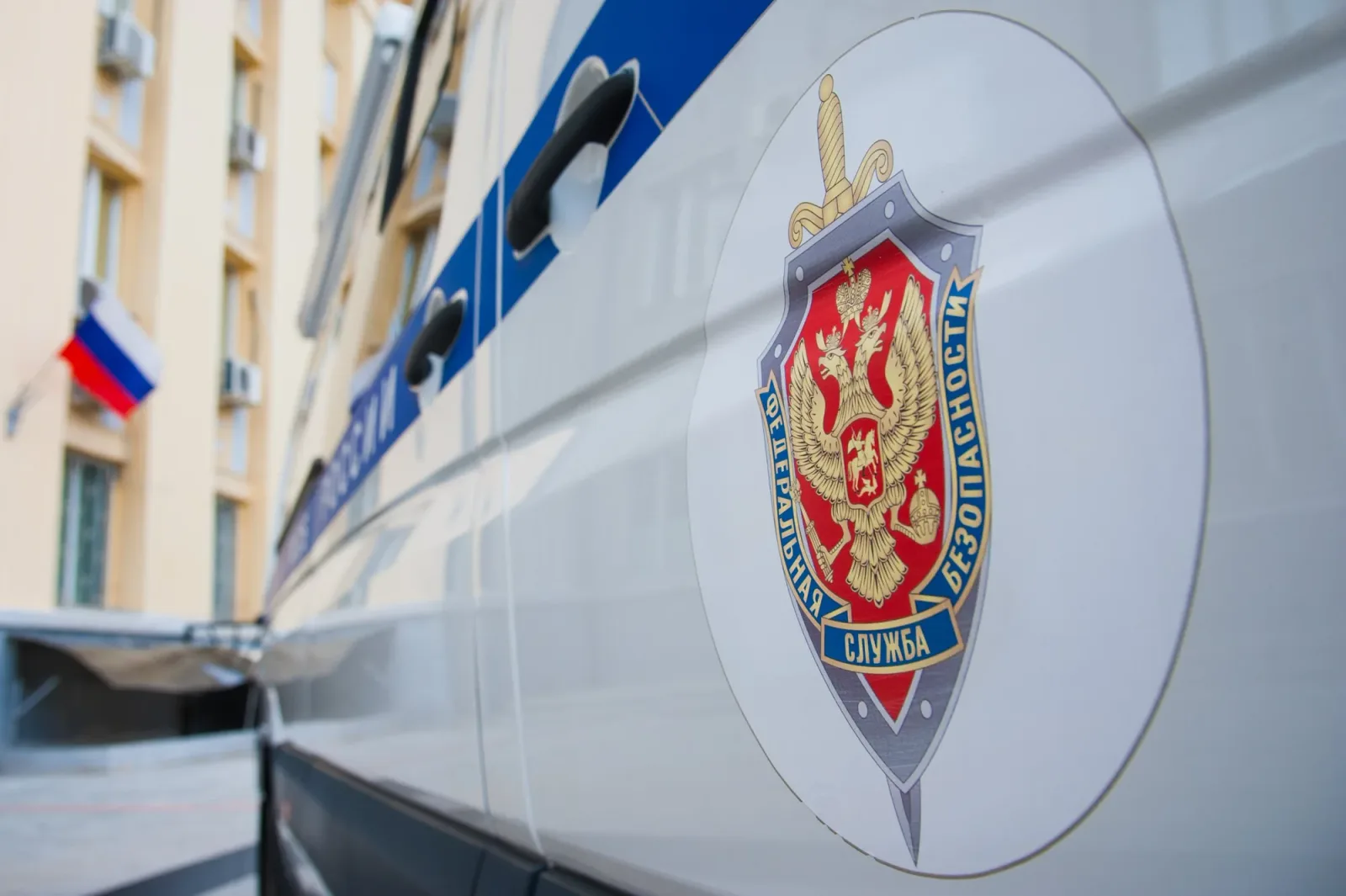 Sigla serviciului de securitate rus pe un vehicul oficial.