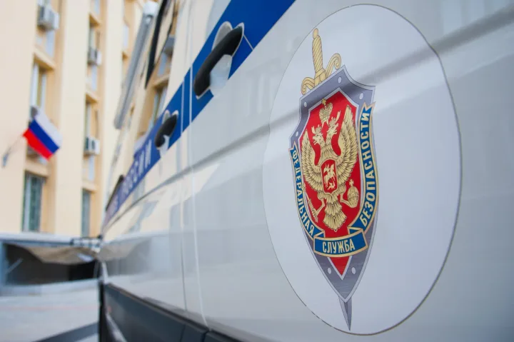 Sigla serviciului de securitate rus pe un vehicul oficial.