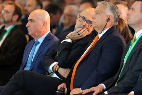 Politicieni la o conferință, discutând despre alegerile din Ungaria și impactul asupra României.