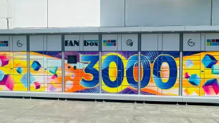 Lockere colorate pentru livrarea coletelor în România.