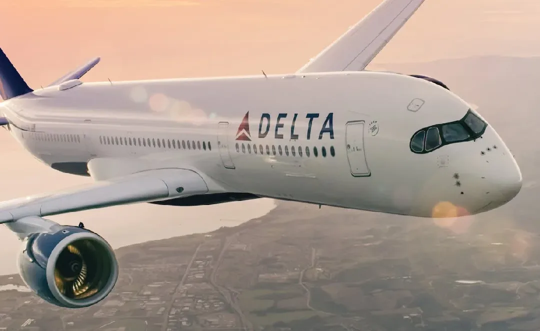 Avion Delta Air Lines în zbor, cu detalii vizibile pe fuselaj.