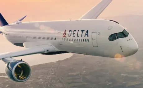 Avion Delta Air Lines în zbor, cu detalii vizibile pe fuselaj.