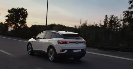 Volkswagen rechemează mii de mașini electrice din cauza riscurilor de incendiu.