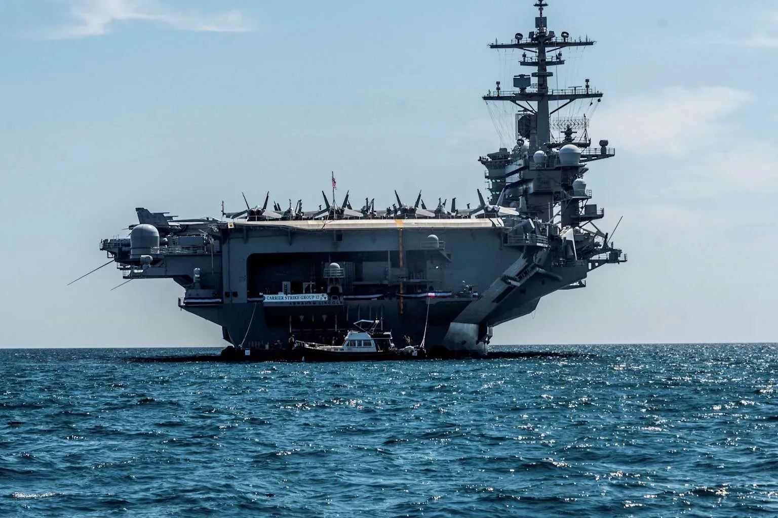 Portavion american pe mare, simbol al puterii navale SUA.
