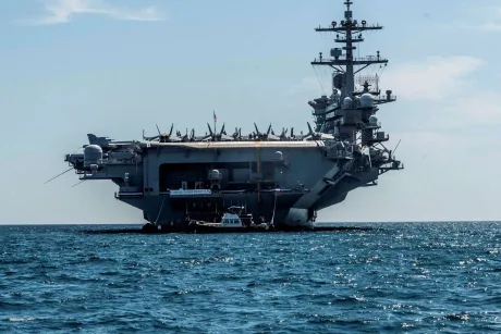 Portavion american pe mare, simbol al puterii navale SUA.