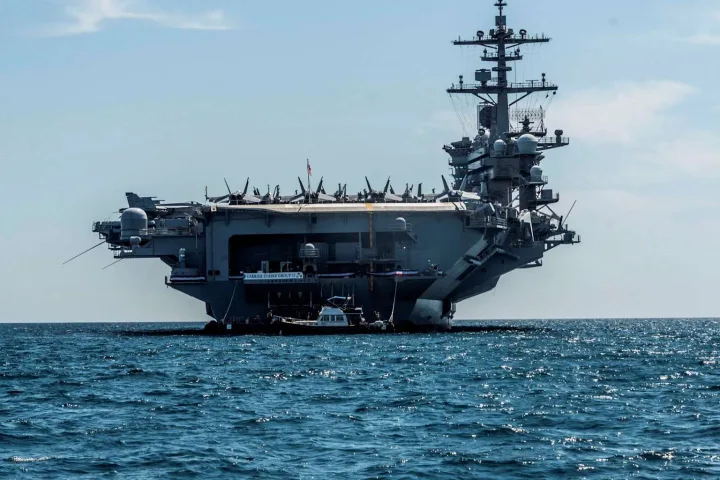 Portavion american pe mare, simbol al puterii navale SUA.