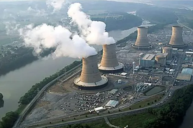 Centrala energetică cu turnuri de răcire și fum alb.