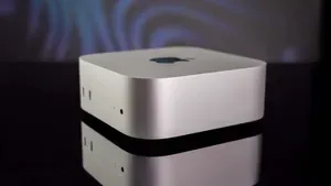 Dispozitiv Apple reflectat pe o suprafață lucioasă, evidențiind designul elegant.