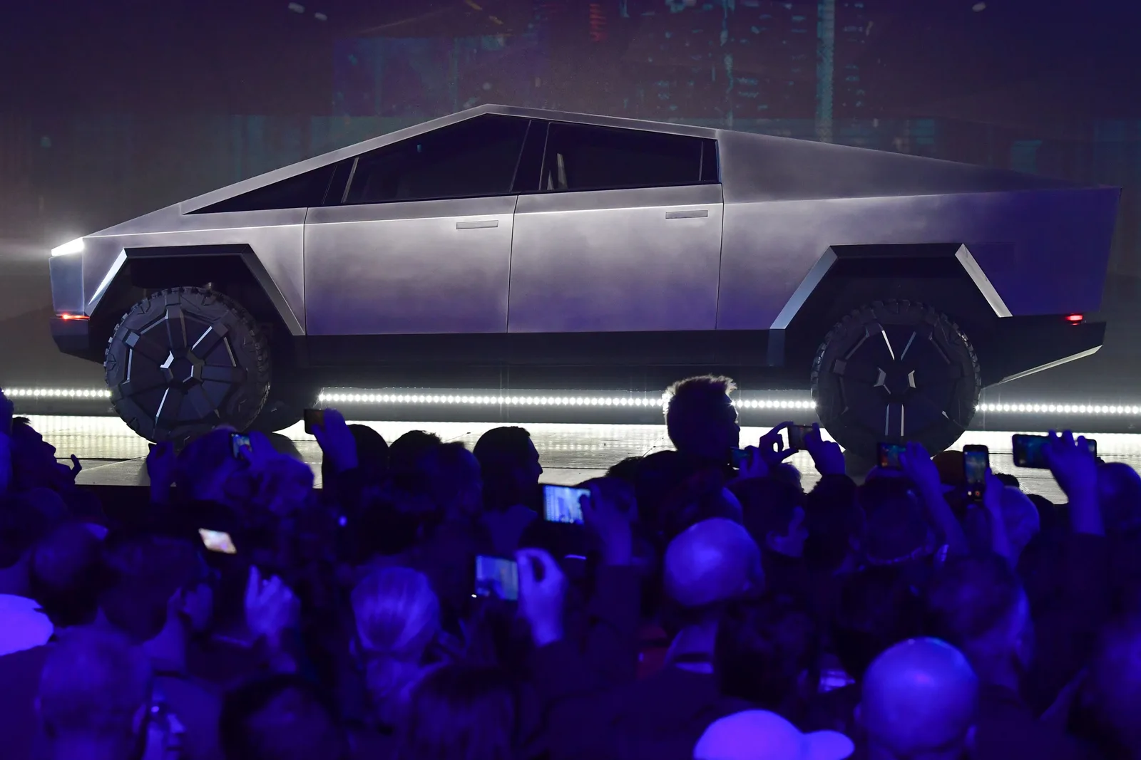 Producătorii auto din Detroit revin la motoare clasice după pierderi mari.