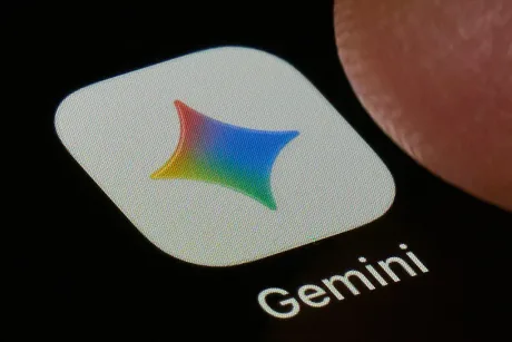 Logo-ul aplicației Gemini pe un ecran de telefon mobil.