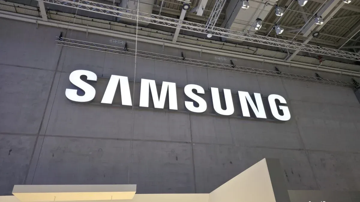 Logo-ul Samsung pe un perete, simbolizând inovația tehnologică.
